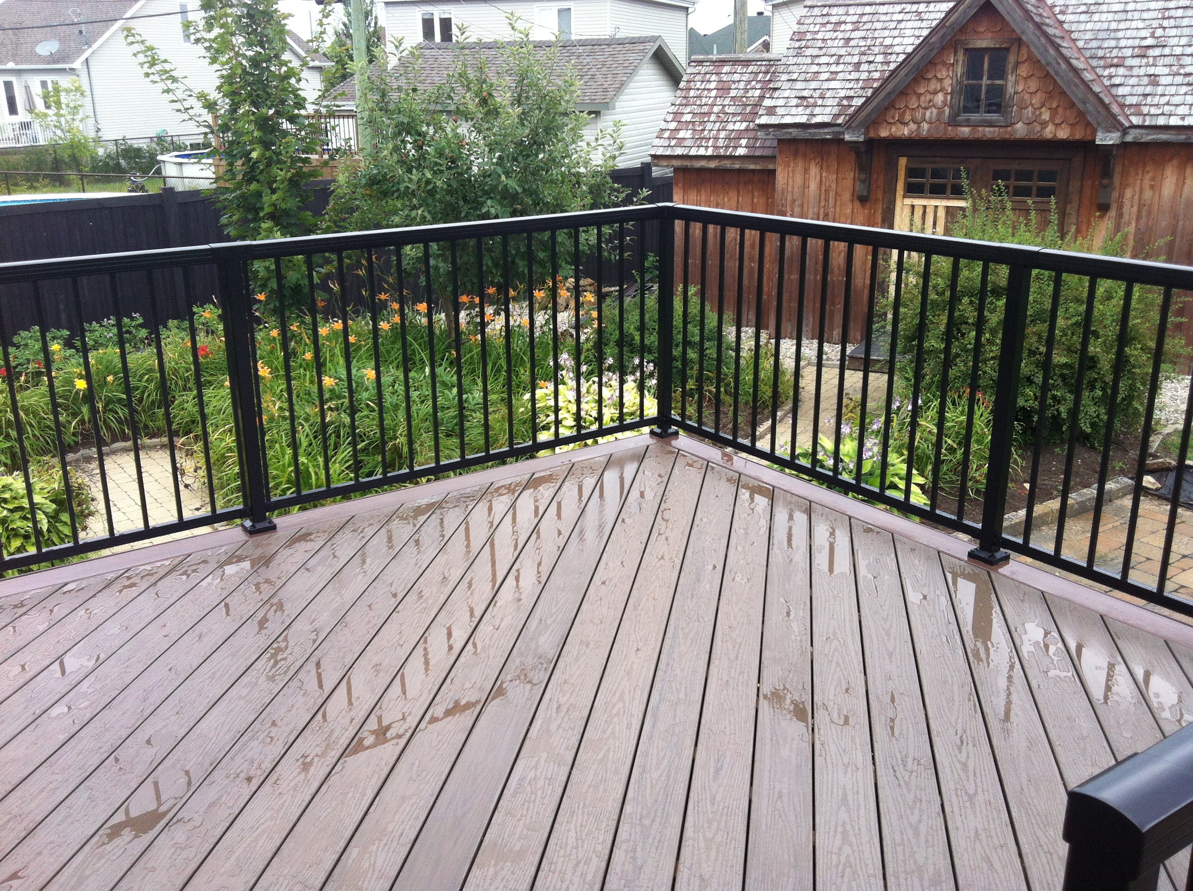 Endeck PVC Deck with Aluminum Railings - Gatineau